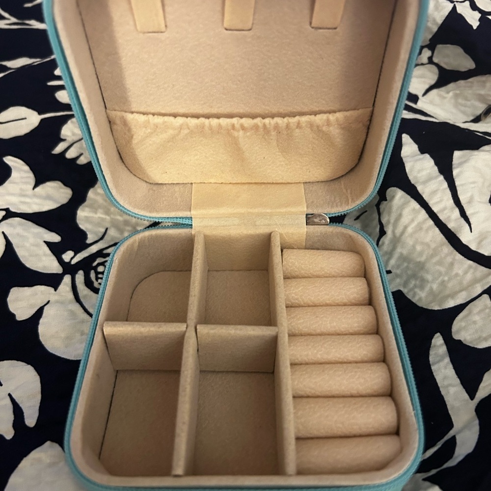 SOLD OUTTiffany blue travel Jewelry Box Free with purchase *while supplies last - Picture 3 of 6